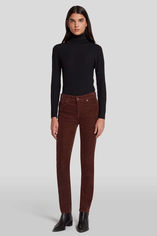 Damen  Die Roxanne ist unser charakteristisches Skinny-Modell mit mittelhohem Bund. Hier präsentiert es sich neu in kaffeebraunem Cord. In Kombination mit einem schwarzen Rollkragenpullover und Stiefeletten sind Sie darin lässig-elegant gestylt.