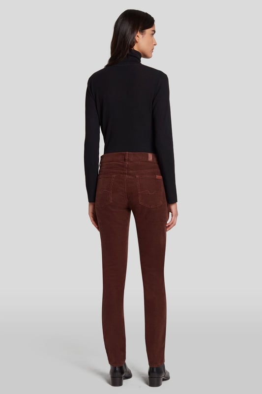 Damen  Die Roxanne ist unser charakteristisches Skinny-Modell mit mittelhohem Bund. Hier präsentiert es sich neu in kaffeebraunem Cord. In Kombination mit einem schwarzen Rollkragenpullover und Stiefeletten sind Sie darin lässig-elegant gestylt.