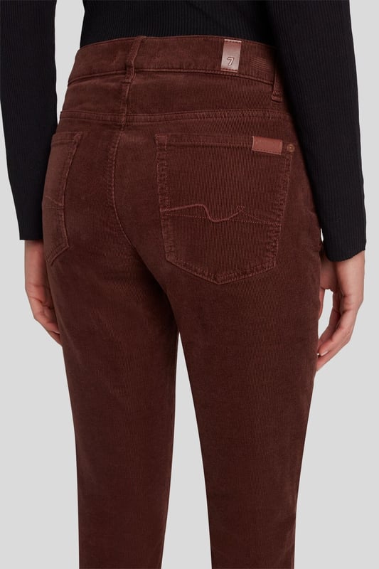 Damen  Die Roxanne ist unser charakteristisches Skinny-Modell mit mittelhohem Bund. Hier präsentiert es sich neu in kaffeebraunem Cord. In Kombination mit einem schwarzen Rollkragenpullover und Stiefeletten sind Sie darin lässig-elegant gestylt.