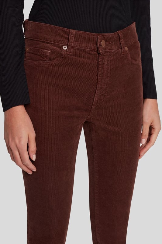 Damen  Die Roxanne ist unser charakteristisches Skinny-Modell mit mittelhohem Bund. Hier präsentiert es sich neu in kaffeebraunem Cord. In Kombination mit einem schwarzen Rollkragenpullover und Stiefeletten sind Sie darin lässig-elegant gestylt.
