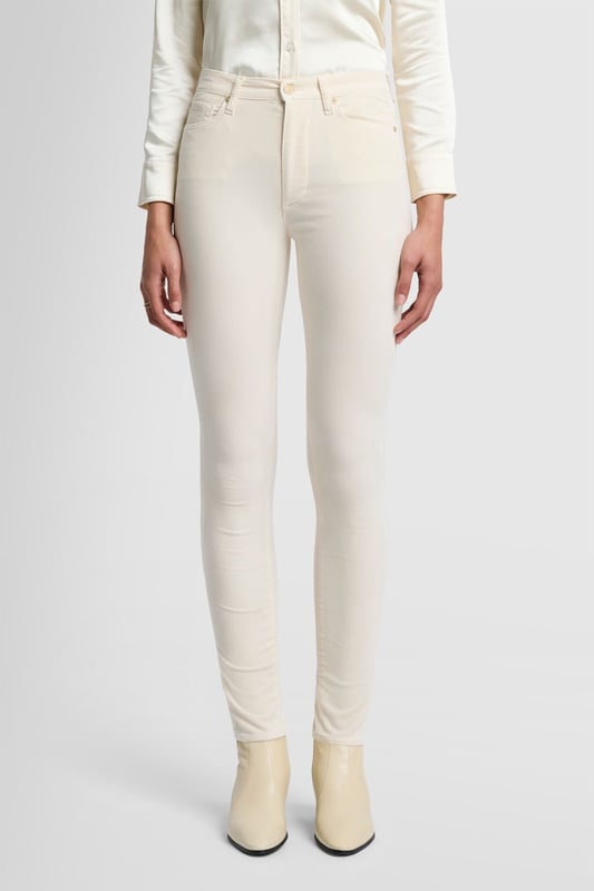 Damen  Beim Ton-in-Ton-Look kommt es darauf an, mit Strukturen zu spielen. Die HW Skinny aus eierschalenfarbenem Samt gibt allem, was Sie dazu tragen, eine luxuriöse Note. Wir lieben sie als Teil eines Outfits ganz in Weiß, mit einer Seidenbluse und Stiefeletten aus Leder.