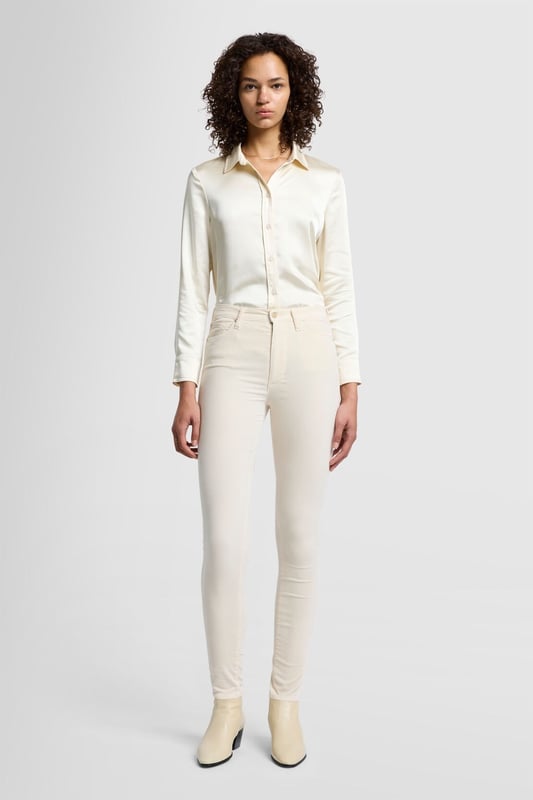 Damen  Beim Ton-in-Ton-Look kommt es darauf an, mit Strukturen zu spielen. Die HW Skinny aus eierschalenfarbenem Samt gibt allem, was Sie dazu tragen, eine luxuriöse Note. Wir lieben sie als Teil eines Outfits ganz in Weiß, mit einer Seidenbluse und Stiefeletten aus Leder.