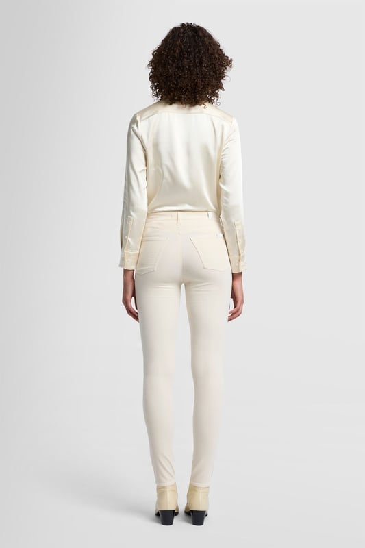 Damen  Beim Ton-in-Ton-Look kommt es darauf an, mit Strukturen zu spielen. Die HW Skinny aus eierschalenfarbenem Samt gibt allem, was Sie dazu tragen, eine luxuriöse Note. Wir lieben sie als Teil eines Outfits ganz in Weiß, mit einer Seidenbluse und Stiefeletten aus Leder.