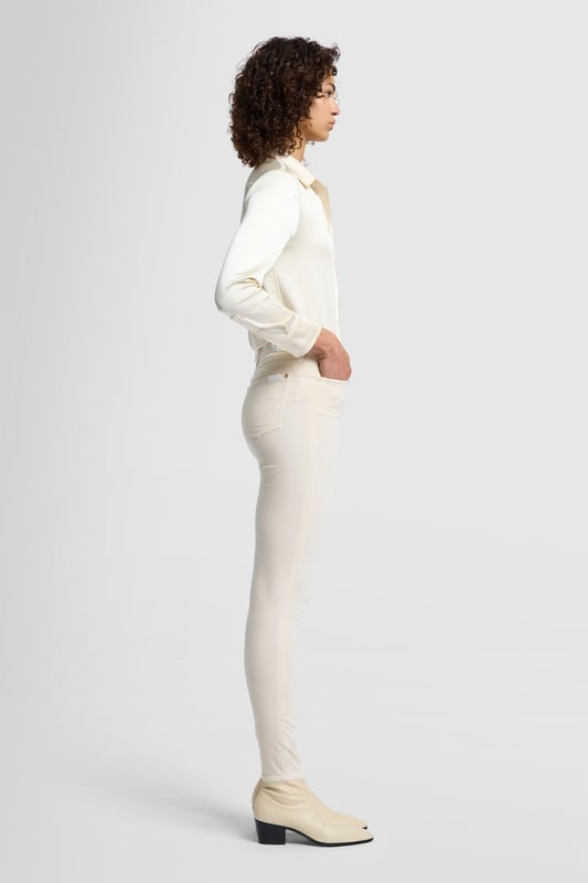 Damen  Beim Ton-in-Ton-Look kommt es darauf an, mit Strukturen zu spielen. Die HW Skinny aus eierschalenfarbenem Samt gibt allem, was Sie dazu tragen, eine luxuriöse Note. Wir lieben sie als Teil eines Outfits ganz in Weiß, mit einer Seidenbluse und Stiefeletten aus Leder.
