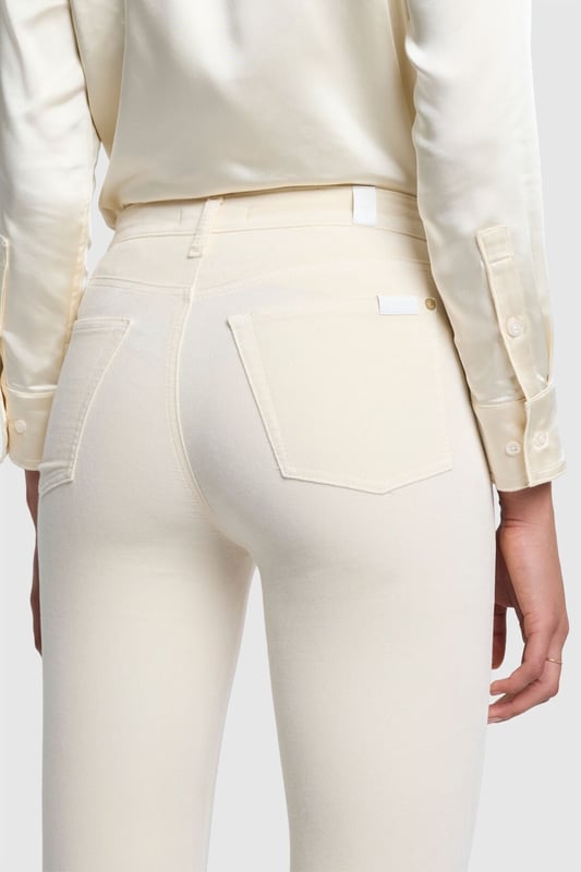 Damen  Beim Ton-in-Ton-Look kommt es darauf an, mit Strukturen zu spielen. Die HW Skinny aus eierschalenfarbenem Samt gibt allem, was Sie dazu tragen, eine luxuriöse Note. Wir lieben sie als Teil eines Outfits ganz in Weiß, mit einer Seidenbluse und Stiefeletten aus Leder.