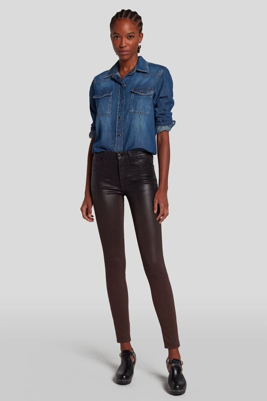 Damen  Die HW Skinny erscheinen in neuer Gestalt mit einer speziellen Beschichtung für einen ausgebleichten Vintage-Leder-Look. Tragen Sie diese Variante in Himbeerrot zu einem figurbetonten Strickpullover und Loafern.
