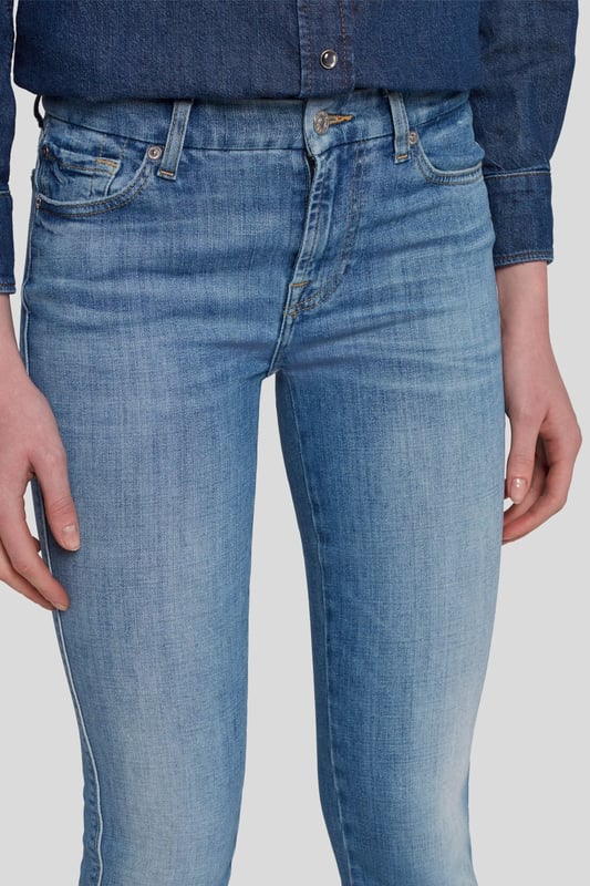 Damen  Die Kimmie Straight Jeans sind mit ihrem schmalen geraden Bein und dem mittelhohen Konturbund sehr vorteilhaft geschnitten. Und nicht nur das: Sie sind aus Slim Illusion Earthkind Denim gefertigt, einem zu 100 % abbaubaren Baumwolldenim, der eine schöne Silhouette formt. Die hellblaue Waschung wirkt besonders schick mit Loafern und einem Jeanshemd. Die Jeans von 7 For All Mankind werden aus Premiumstoffen hergestellt.