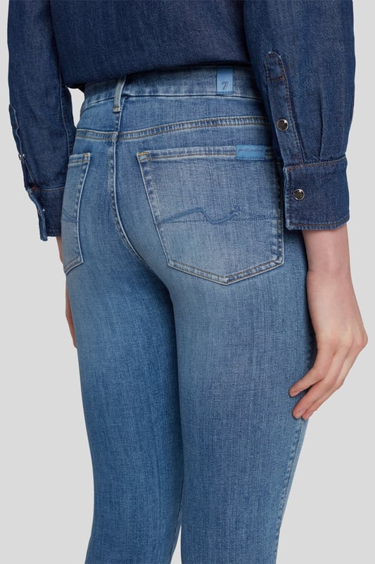 Damen  Die Kimmie Straight Jeans sind mit ihrem schmalen geraden Bein und dem mittelhohen Konturbund sehr vorteilhaft geschnitten. Und nicht nur das: Sie sind aus Slim Illusion Earthkind Denim gefertigt, einem zu 100 % abbaubaren Baumwolldenim, der eine schöne Silhouette formt. Die hellblaue Waschung wirkt besonders schick mit Loafern und einem Jeanshemd. Die Jeans von 7 For All Mankind werden aus Premiumstoffen hergestellt.