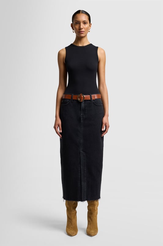Damen  Der Kellie-Rock ist ein langer Rock aus hochwertigem schwarzem Denim.