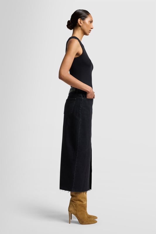 Damen  Der Kellie-Rock ist ein langer Rock aus hochwertigem schwarzem Denim.