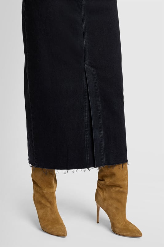 Damen  Der Kellie-Rock ist ein langer Rock aus hochwertigem schwarzem Denim.