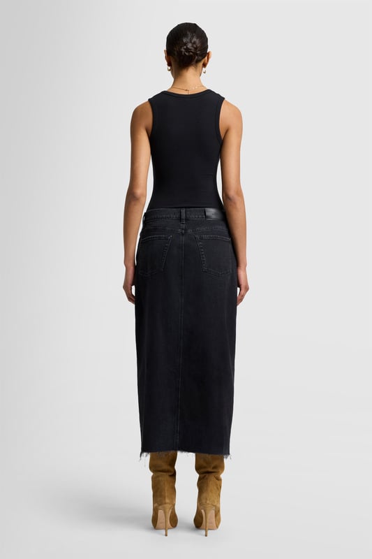 Damen  Der Kellie-Rock ist ein langer Rock aus hochwertigem schwarzem Denim.