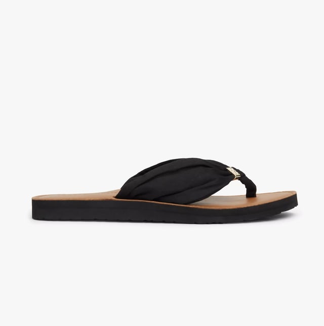 These lightweight cotton flip-flops feature a slip-on design with EVA soles, offering comfort and a flat heel, perfect for casual wear