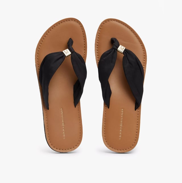 These lightweight cotton flip-flops feature a slip-on design with EVA soles, offering comfort and a flat heel, perfect for casual wear