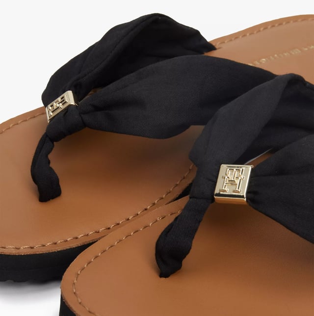 These lightweight cotton flip-flops feature a slip-on design with EVA soles, offering comfort and a flat heel, perfect for casual wear