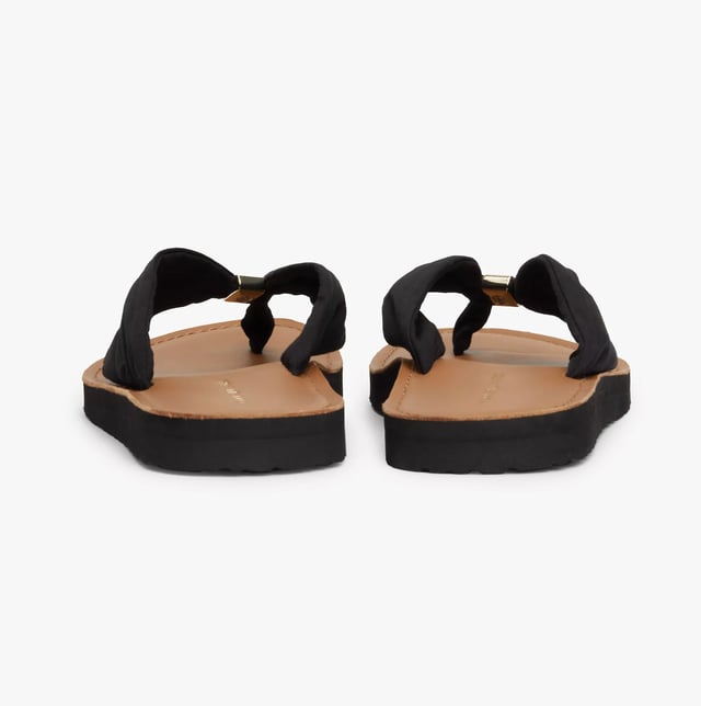 These lightweight cotton flip-flops feature a slip-on design with EVA soles, offering comfort and a flat heel, perfect for casual wear