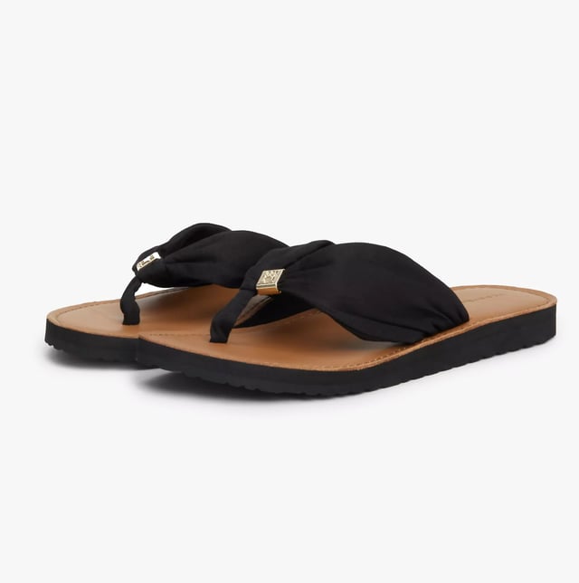 These lightweight cotton flip-flops feature a slip-on design with EVA soles, offering comfort and a flat heel, perfect for casual wear