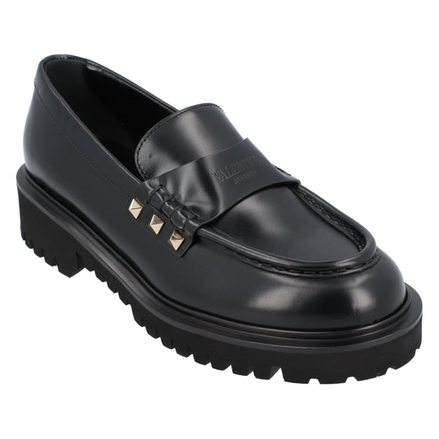 - Rockstud moccasin in calf leather by Valentino Garavani with a rubber lug sole
- Valentino Garavani logo embossed on the tongue and a platinum-plated finish 
- Heel height: 4 cm
- Toe shape: Round toe
- Heel type: Mid heel
- 100% Calf Leather
- Made in Italy Measurments:  height: 40 mm