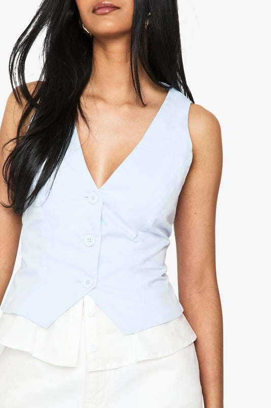 Steal the style top spot in a statement separate from the tops collectionCamis or crops, bandeaus or bralets, we've got all the trend-setting tops so you can stay statement in separates this season. Hit refresh on your jersey basics with pastel hues and pick a quirky kimono to give your ensemble that Eastern-inspired edge. Off the shoulder styles are oh-so-sweet, with slogans making your tee a talking point.