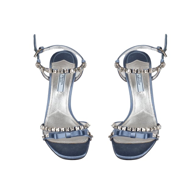 Empfohlener Verkaufspreis
Spüren Sie die Essenz von Luxus mit diesen raffinierten Prada-Sandalen. Diese Stilettos aus Satin in Puderblau verleihen jedem Outfit einen Hauch von Glamour. Offene Zehenpartie, Riemchen, Kristallverzierungen und eine Schleife sorgen für einen eleganten Look, abgerundet durch den schmalen, mit Strasssteinen verzierten High Heels.
Anmerkungen: Es sind nur minimale Gebrauchsspuren vorhanden.
Gesicherte Produktauthentizität: Dieses Produkt wird von einem renommierten und vertrauenswürdigen Partner geliefert.
Mit diesem Kauf bewahren Sie ikonische Handwerkskunst, würdigen das Erbe und genießen die Schönheit des bewussten Einkaufens. Maße: Länge: 24 mm