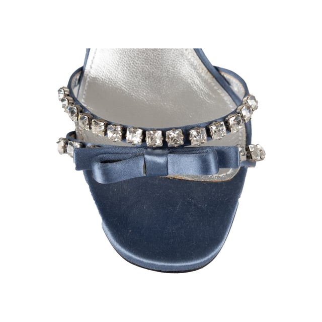 Empfohlener Verkaufspreis
Spüren Sie die Essenz von Luxus mit diesen raffinierten Prada-Sandalen. Diese Stilettos aus Satin in Puderblau verleihen jedem Outfit einen Hauch von Glamour. Offene Zehenpartie, Riemchen, Kristallverzierungen und eine Schleife sorgen für einen eleganten Look, abgerundet durch den schmalen, mit Strasssteinen verzierten High Heels.
Anmerkungen: Es sind nur minimale Gebrauchsspuren vorhanden.
Gesicherte Produktauthentizität: Dieses Produkt wird von einem renommierten und vertrauenswürdigen Partner geliefert.
Mit diesem Kauf bewahren Sie ikonische Handwerkskunst, würdigen das Erbe und genießen die Schönheit des bewussten Einkaufens. Maße: Länge: 24 mm