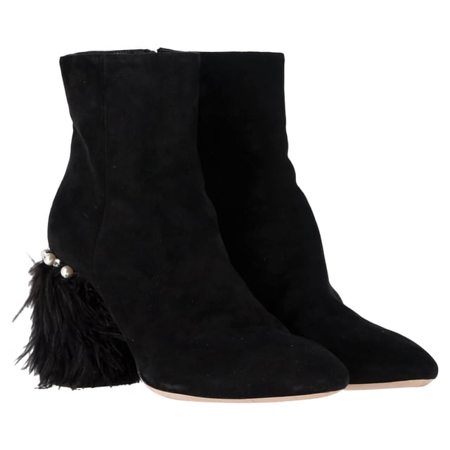 VINTAGE, RRP AS NEW
 The Miu Miu Feather Pearl-Embellished Ankle Boots in Black Suede are a captivating mix of drama and luxury, adorned with delicate pearls and soft feathers for a high-fashion finish. Crafted from plush suede, these boots offer a striking silhouette that effortlessly turns heads. Pair them with a sleek mini dress or tailored shorts to showcase their unique detailing and add a touch of avant-garde elegance to your look.

Miu Miu Feather Pear-Embellished Ankle Boots in Black Suede

Condition: Very good
Signs of wear: Minor markings, Lightly used but very well maintained. Minor mark at soles & creasing, light scuffing at the soles and heels.
Packaging: Dust bag
Color: Black
Material: Suede | suede
Size: IT | 39
Measurements: Heel height: 80; Insole length: 280
SKU: NAPPUGBSH489770W