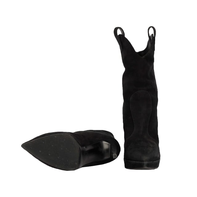 VINTAGE, RRP AS NEW
The epitome of refined elegance, these Giuseppe Zanotti Pointy Suede Black Boots are perfect for elevating the simplest outfits. With bootstraps on the side making it easy to slide into, they can be worn daily and are a must-have for every closet.
Assured Product Authenticity: This product is supplied by a renowned and trusted partner.
With this purchase, you are preserving iconic craftsmanship, celebrating heritage, and embracing the beauty of sustainable shopping.Measurments:  length: 24 mm
