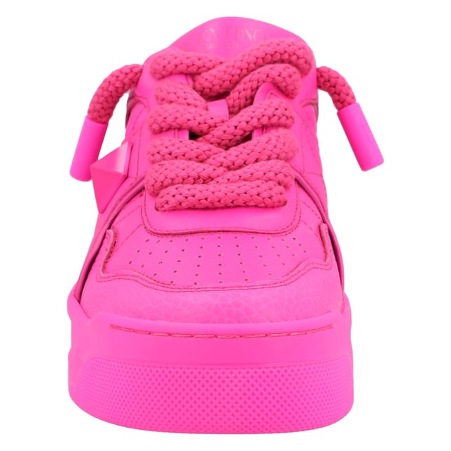 Sole: rubber
 Platform Height: 1.5 inches
 Features: padded tongue and collar, pyramid stud at outer side
 Material: nappa leather and grained leather
 Lining: buffed leather and mesh