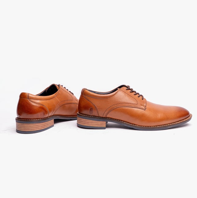 These men's Oxford lace-up shoes feature a leather upper and lining with a synthetic sole, offering comfort and breathability for formal occasions