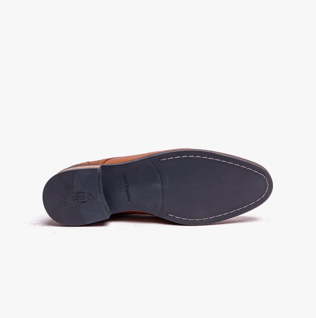 These men's Oxford lace-up shoes feature a leather upper and lining with a synthetic sole, offering comfort and breathability for formal occasions