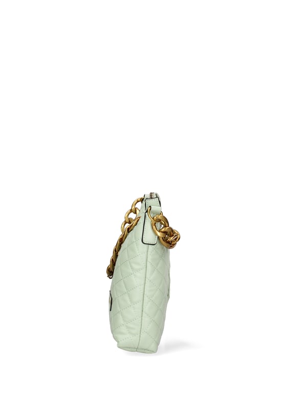 Bolso bandolera para mujer. El cierre es con cremallera. Los bolsillos internos son uno con cremallera y otro abierto. Los bolsillos externos están ausentes. La bandolera es de cadena. Falta el mango. Hay un compartimento interno. El material externo es 100%PU. Internamente es 100% Poliéster. Medidas: 31x21x5 cm. Producto de moda
