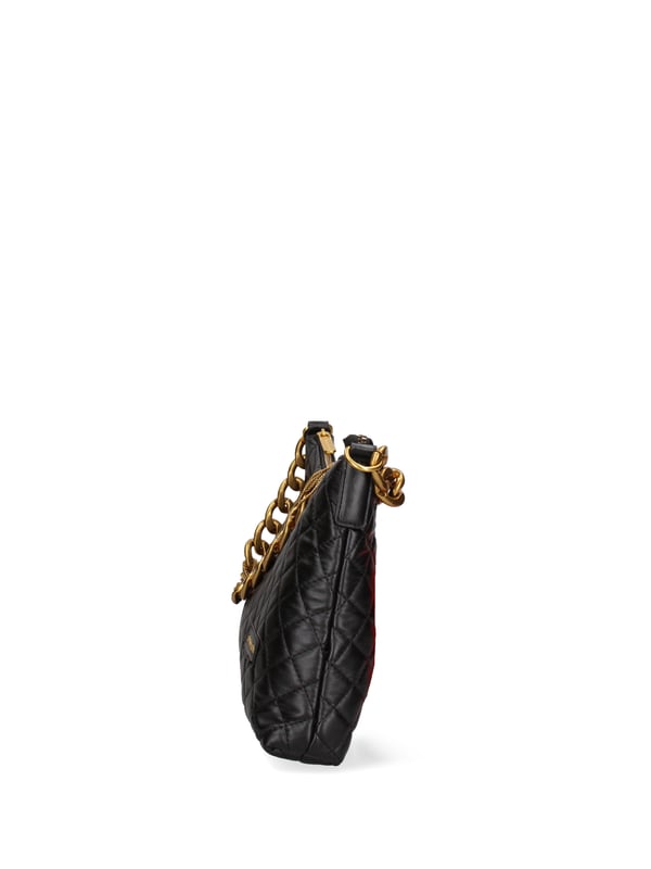 Bolso bandolera para mujer. El cierre es con cremallera. Los bolsillos internos son uno con cremallera y otro abierto. Los bolsillos externos están ausentes. La bandolera es de cadena. Falta el mango. Hay un compartimento interno. El material externo es 100%PU. Internamente es 100% Poliéster. Medidas: 31x21x5 cm. Producto de moda