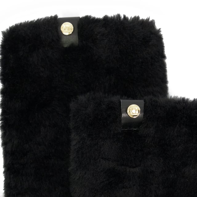 Dune Accessories Ichigo - Faux Fur Fingerless Gloves Essential winter accessories? Pick Ichigo and stay warm while keeping your fingers free. These stylish and functional fingerless gloves boast signature branding and are made from a soft faux fur fabric for extra cosy vibes.
