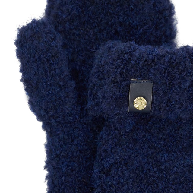 Add a cosy style to your winter wardrobe and keep your hands snug on chilly days with Idriss, our textured mittens. They're your next go-to accessory for the cold seasons.