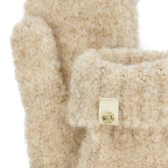 Add a cosy style to your winter wardrobe and keep your hands snug on chilly days with Idriss, our textured mittens. They're your next go-to accessory for the cold seasons.