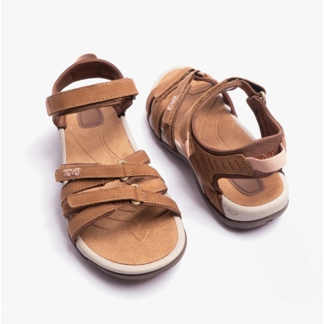 These lightweight, breathable leather sandals feature a cross-strap design with an adjustable touch fasten, a round toe, and a flat heel, ideal for casual wear