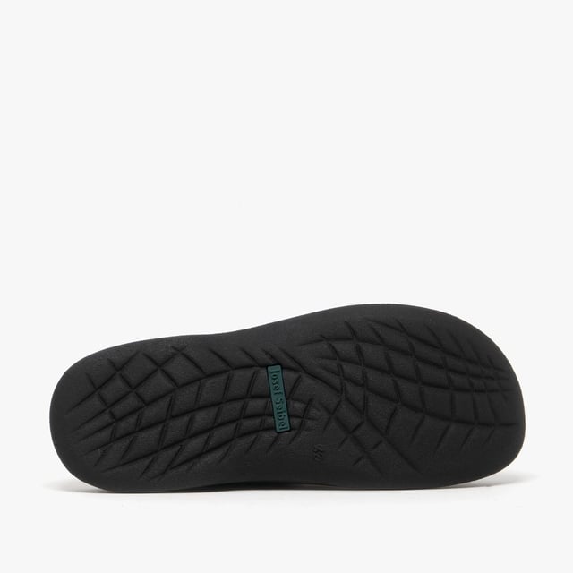 These men's leather clogs feature a lightweight design with a round toe, slip-on closure, and polyurethane sole, offering comfort for casual wear