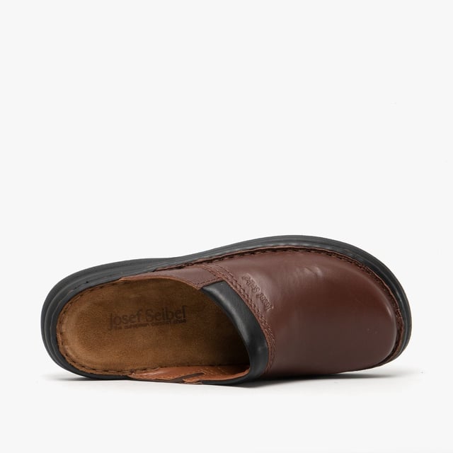 These men's leather clogs feature a lightweight design with a round toe, slip-on closure, and polyurethane sole, offering comfort for casual wear