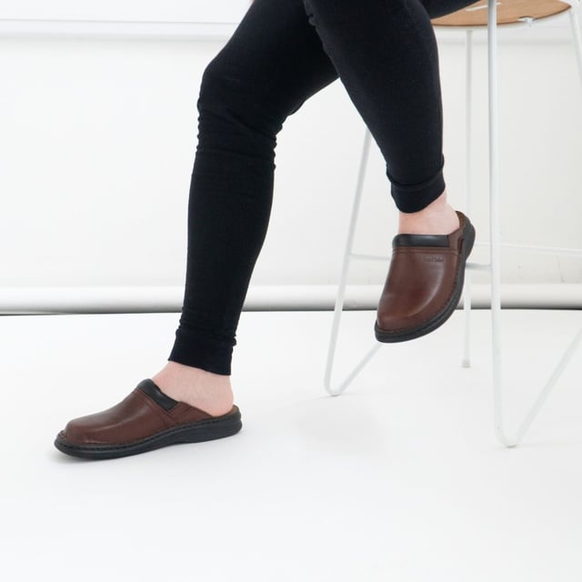 These men's leather clogs feature a lightweight design with a round toe, slip-on closure, and polyurethane sole, offering comfort for casual wear
