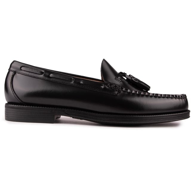 Die Bass Larkin Quastenloafer von G.H. Bass aus schwarzem poliertem Leder haben ein bequemes Slipper-Design mit einem exquisiten Look. Die von Mokassins inspirierten Schuhe verfügen über handgenähte Nähte mit einem tonalen gewachsten Faden, eine durchgehende Sohle mit Nahtverarbeitung von Ferse zu Ferse, einen Lederfutter mit Goldfolie-Branding und eine weiche Gummisohle mit einem internen Polyurethan-Fußbett für zusätzlichen Komfort. Ein hervorragendes Paar, das Ihre eleganten Alltagslooks und schicken Outfits perfekt ergänzt.