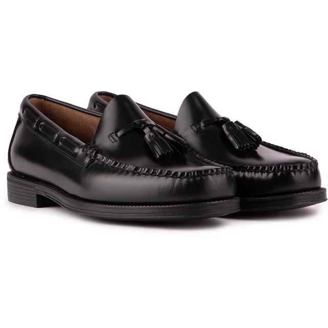 Die Bass Larkin Quastenloafer von G.H. Bass aus schwarzem poliertem Leder haben ein bequemes Slipper-Design mit einem exquisiten Look. Die von Mokassins inspirierten Schuhe verfügen über handgenähte Nähte mit einem tonalen gewachsten Faden, eine durchgehende Sohle mit Nahtverarbeitung von Ferse zu Ferse, einen Lederfutter mit Goldfolie-Branding und eine weiche Gummisohle mit einem internen Polyurethan-Fußbett für zusätzlichen Komfort. Ein hervorragendes Paar, das Ihre eleganten Alltagslooks und schicken Outfits perfekt ergänzt.