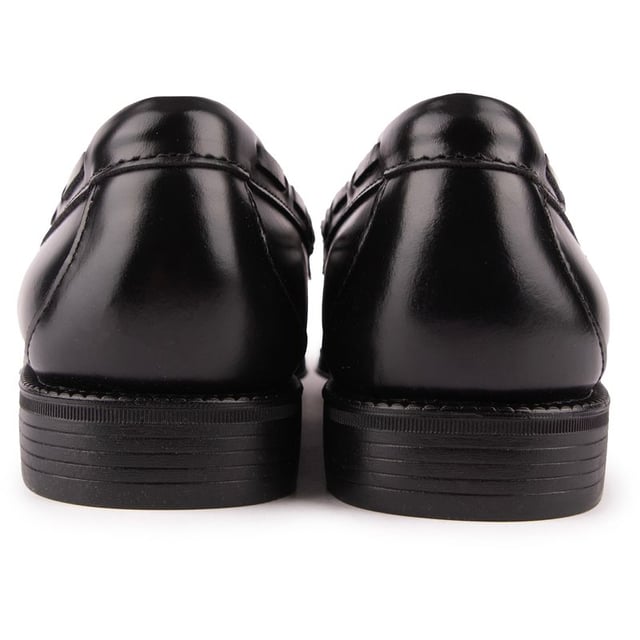 Die Bass Larkin Quastenloafer von G.H. Bass aus schwarzem poliertem Leder haben ein bequemes Slipper-Design mit einem exquisiten Look. Die von Mokassins inspirierten Schuhe verfügen über handgenähte Nähte mit einem tonalen gewachsten Faden, eine durchgehende Sohle mit Nahtverarbeitung von Ferse zu Ferse, einen Lederfutter mit Goldfolie-Branding und eine weiche Gummisohle mit einem internen Polyurethan-Fußbett für zusätzlichen Komfort. Ein hervorragendes Paar, das Ihre eleganten Alltagslooks und schicken Outfits perfekt ergänzt.