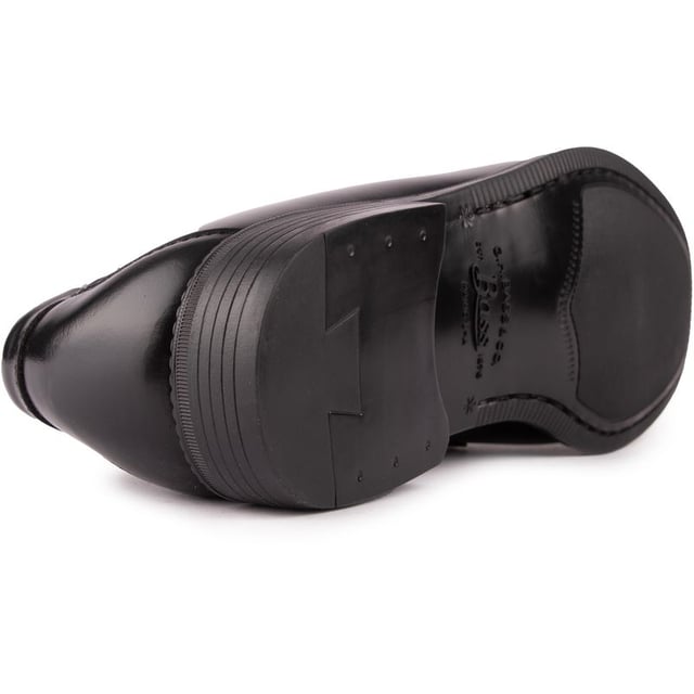 Die Bass Larkin Quastenloafer von G.H. Bass aus schwarzem poliertem Leder haben ein bequemes Slipper-Design mit einem exquisiten Look. Die von Mokassins inspirierten Schuhe verfügen über handgenähte Nähte mit einem tonalen gewachsten Faden, eine durchgehende Sohle mit Nahtverarbeitung von Ferse zu Ferse, einen Lederfutter mit Goldfolie-Branding und eine weiche Gummisohle mit einem internen Polyurethan-Fußbett für zusätzlichen Komfort. Ein hervorragendes Paar, das Ihre eleganten Alltagslooks und schicken Outfits perfekt ergänzt.