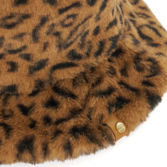 Stay toasty and on-trend with Fluffyo, a wide-brimmed bucket hat with a soft textured finish. Whether you're enjoying brisk autumn walks or cosy winter outings, this hat is sure to add an elegant edge to your cold-weather outfits.
