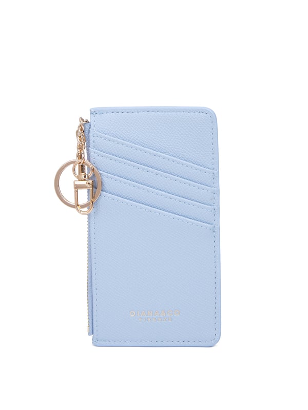 Cartera de mujer. El cierre es con cremallera. Faltan bolsillos internos. Los bolsillos exteriores son tarjeteros. Falta la correa para el hombro. Falta el mango. Hay un compartimento interno. El material exterior es Cuero Vegano/Pu. Internamente no está forrado. Medidas: 15x19x1 cm. Producto de moda