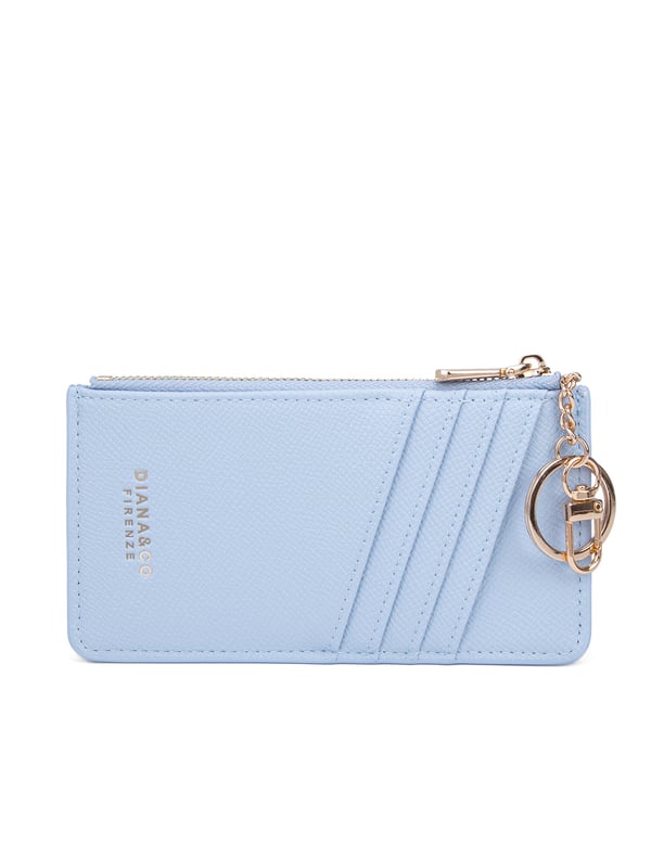 Cartera de mujer. El cierre es con cremallera. Faltan bolsillos internos. Los bolsillos exteriores son tarjeteros. Falta la correa para el hombro. Falta el mango. Hay un compartimento interno. El material exterior es Cuero Vegano/Pu. Internamente no está forrado. Medidas: 15x19x1 cm. Producto de moda