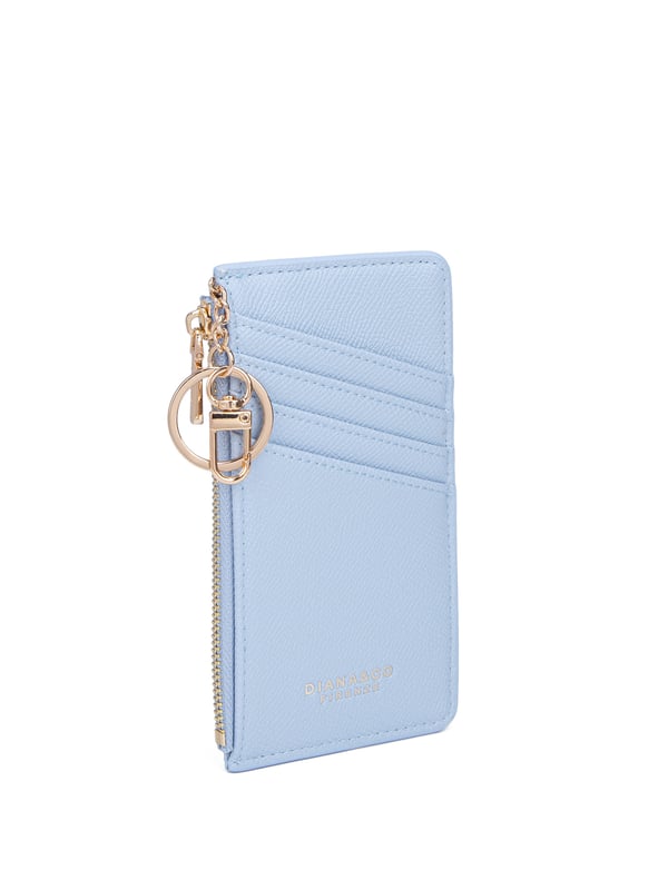 Cartera de mujer. El cierre es con cremallera. Faltan bolsillos internos. Los bolsillos exteriores son tarjeteros. Falta la correa para el hombro. Falta el mango. Hay un compartimento interno. El material exterior es Cuero Vegano/Pu. Internamente no está forrado. Medidas: 15x19x1 cm. Producto de moda
