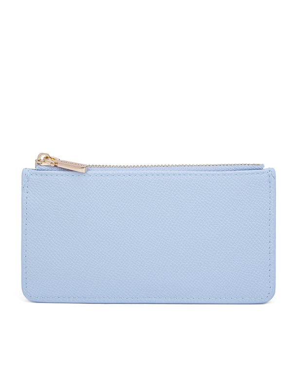 Cartera de mujer. El cierre es con cremallera. Faltan bolsillos internos. Los bolsillos exteriores son tarjeteros. Falta la correa para el hombro. Falta el mango. Hay un compartimento interno. El material exterior es Cuero Vegano/Pu. Internamente no está forrado. Medidas: 15x19x1 cm. Producto de moda
