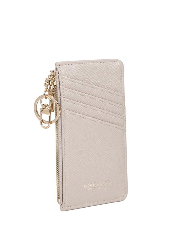 Cartera de mujer. El cierre es con cremallera. Faltan bolsillos internos. Los bolsillos exteriores son tarjeteros. Falta la correa para el hombro. Falta el mango. Hay un compartimento interno. El material exterior es Cuero Vegano/Pu. Internamente no está forrado. Medidas: 15x19x1 cm. Producto de moda