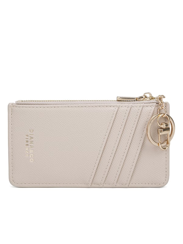 Cartera de mujer. El cierre es con cremallera. Faltan bolsillos internos. Los bolsillos exteriores son tarjeteros. Falta la correa para el hombro. Falta el mango. Hay un compartimento interno. El material exterior es Cuero Vegano/Pu. Internamente no está forrado. Medidas: 15x19x1 cm. Producto de moda